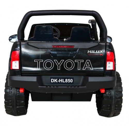 Vozidlo Toyota Hilux černé