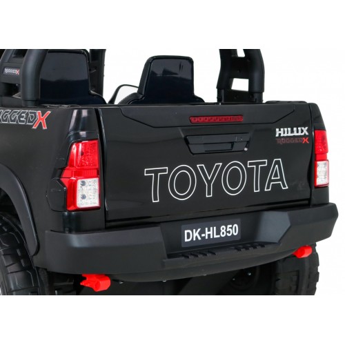 Vozidlo Toyota Hilux černé