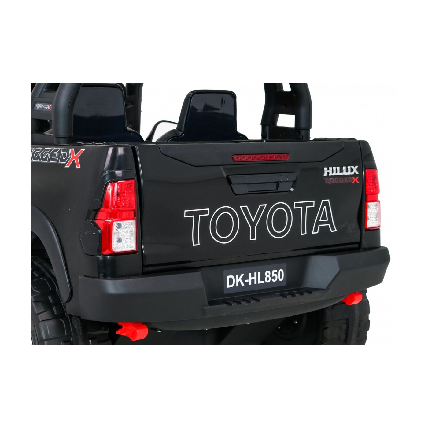 Vozidlo Toyota Hilux černé