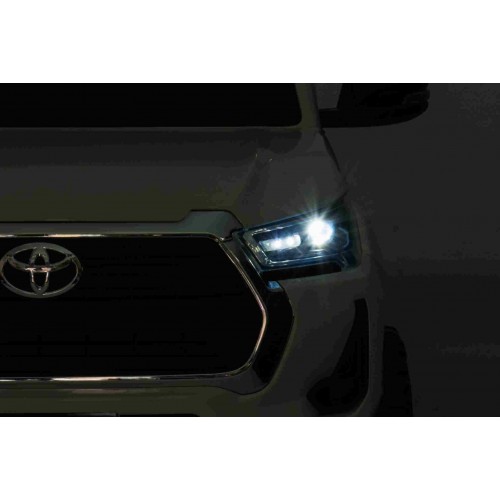 Bílá dětská baterie Toyota Hilux + 4x4 + dálkové ovládání + 2 nosiče zavazadel + MP3 rádio + LED