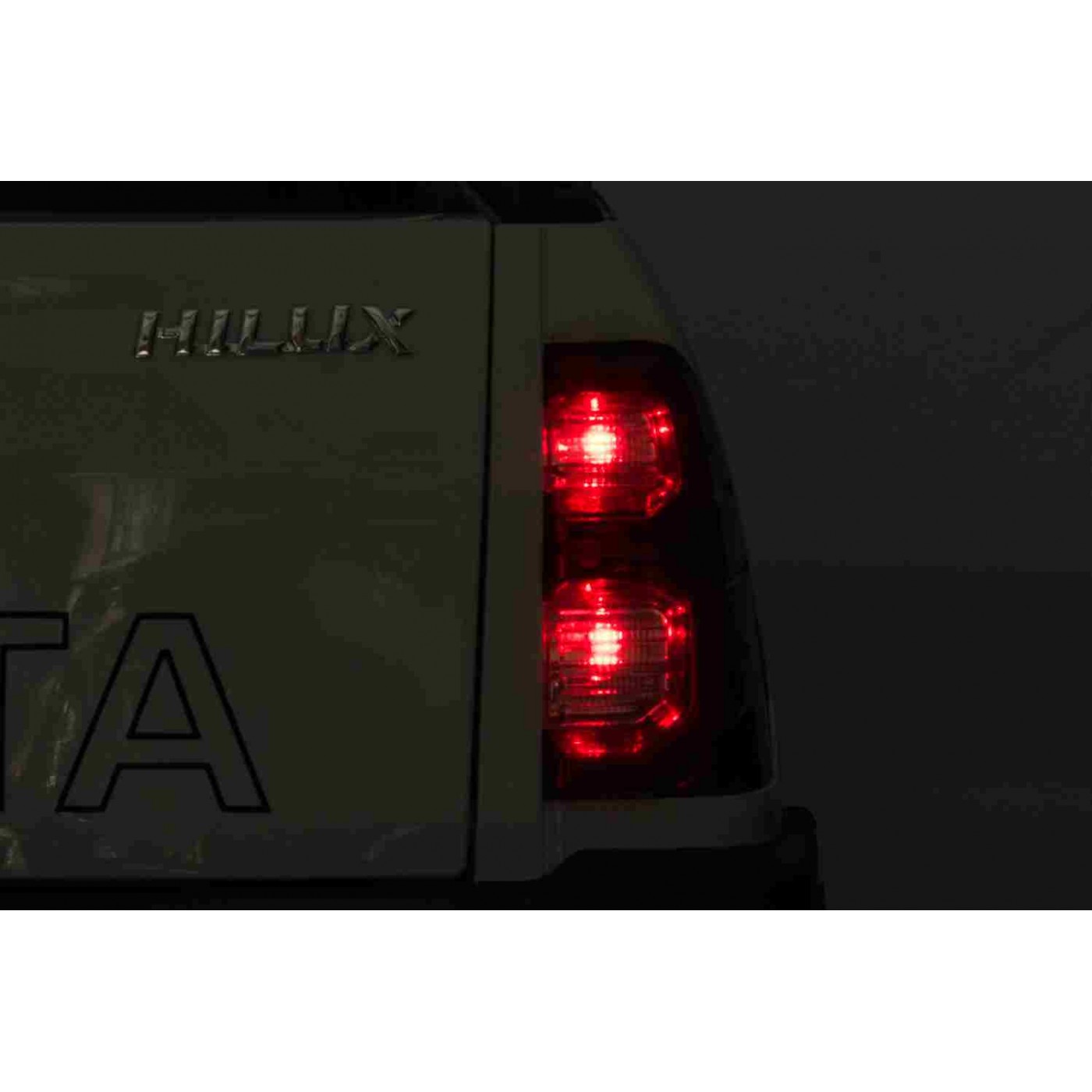 Bílá dětská baterie Toyota Hilux + 4x4 + dálkové ovládání + 2 nosiče zavazadel + MP3 rádio + LED
