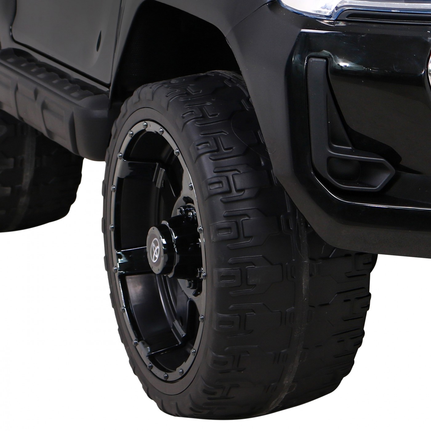 Dětská baterie Toyota Hilux černá + 4x4 + dálkové ovládání + 2 nosiče zavazadel + MP3 rádio + LED