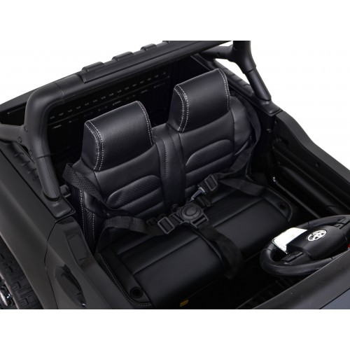 Dětská baterie Toyota Hilux černá + 4x4 + dálkové ovládání + 2 nosiče zavazadel + MP3 rádio + LED