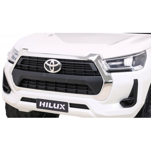 Bílá dětská baterie Toyota Hilux + 4x4 + dálkové ovládání + 2 nosiče zavazadel + MP3 rádio + LED