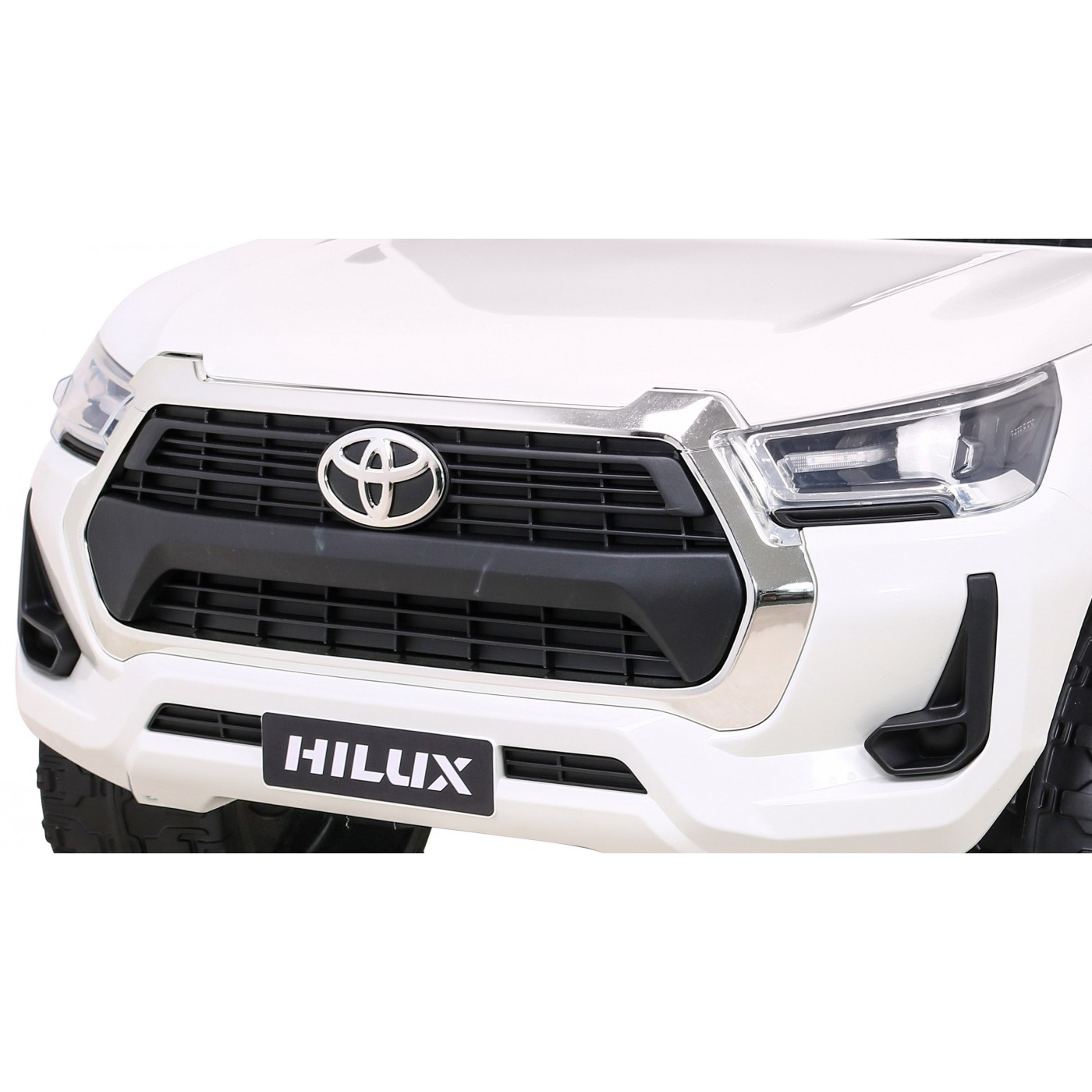 Bílá dětská baterie Toyota Hilux + 4x4 + dálkové ovládání + 2 nosiče zavazadel + MP3 rádio + LED
