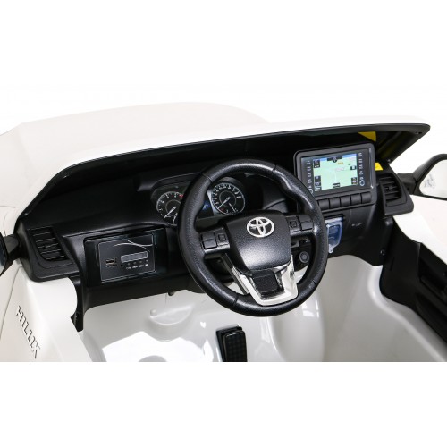Bílá dětská baterie Toyota Hilux + 4x4 + dálkové ovládání + 2 nosiče zavazadel + MP3 rádio + LED