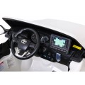 Bílá dětská baterie Toyota Hilux + 4x4 + dálkové ovládání + 2 nosiče zavazadel + MP3 rádio + LED