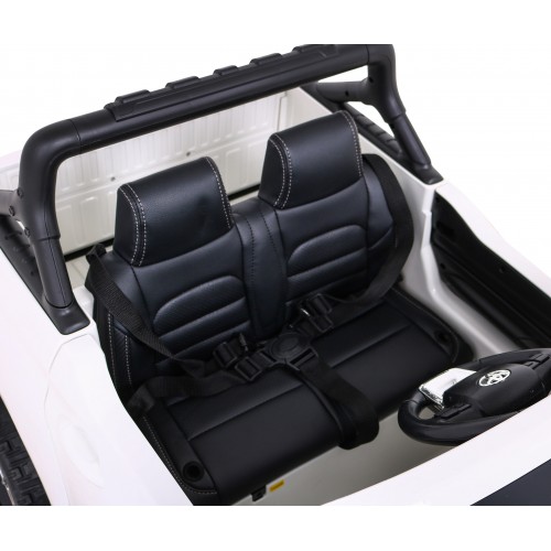 Bílá dětská baterie Toyota Hilux + 4x4 + dálkové ovládání + 2 nosiče zavazadel + MP3 rádio + LED