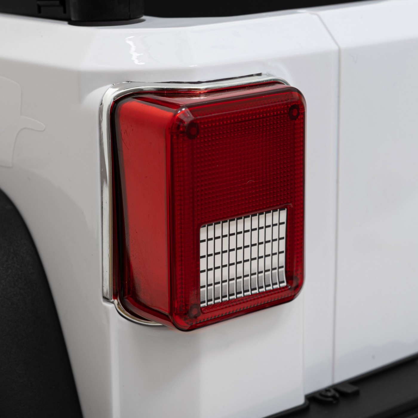Geoland Power terénní auto pro 2 děti bílá + dálkové + 2x200W motory + zavazadlový prostor + MP3 + LED rádio