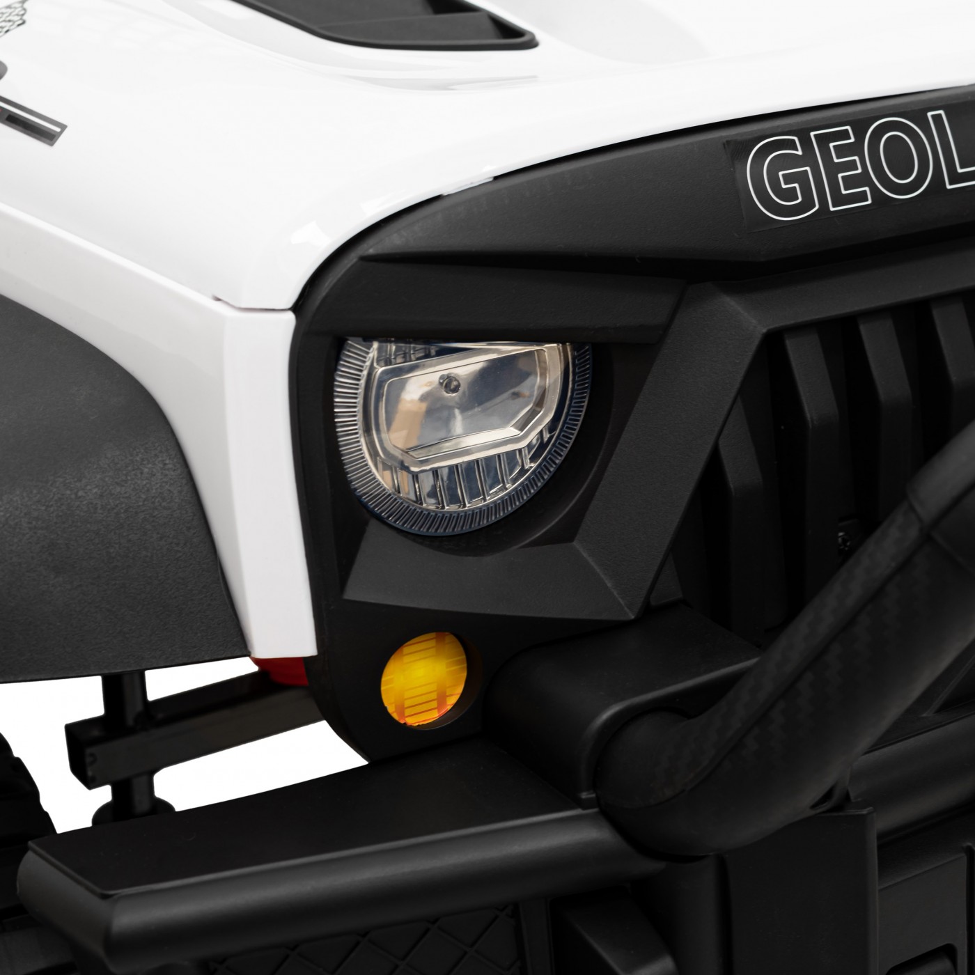 Geoland Power terénní auto pro 2 děti bílá + dálkové + 2x200W motory + zavazadlový prostor + MP3 + LED rádio