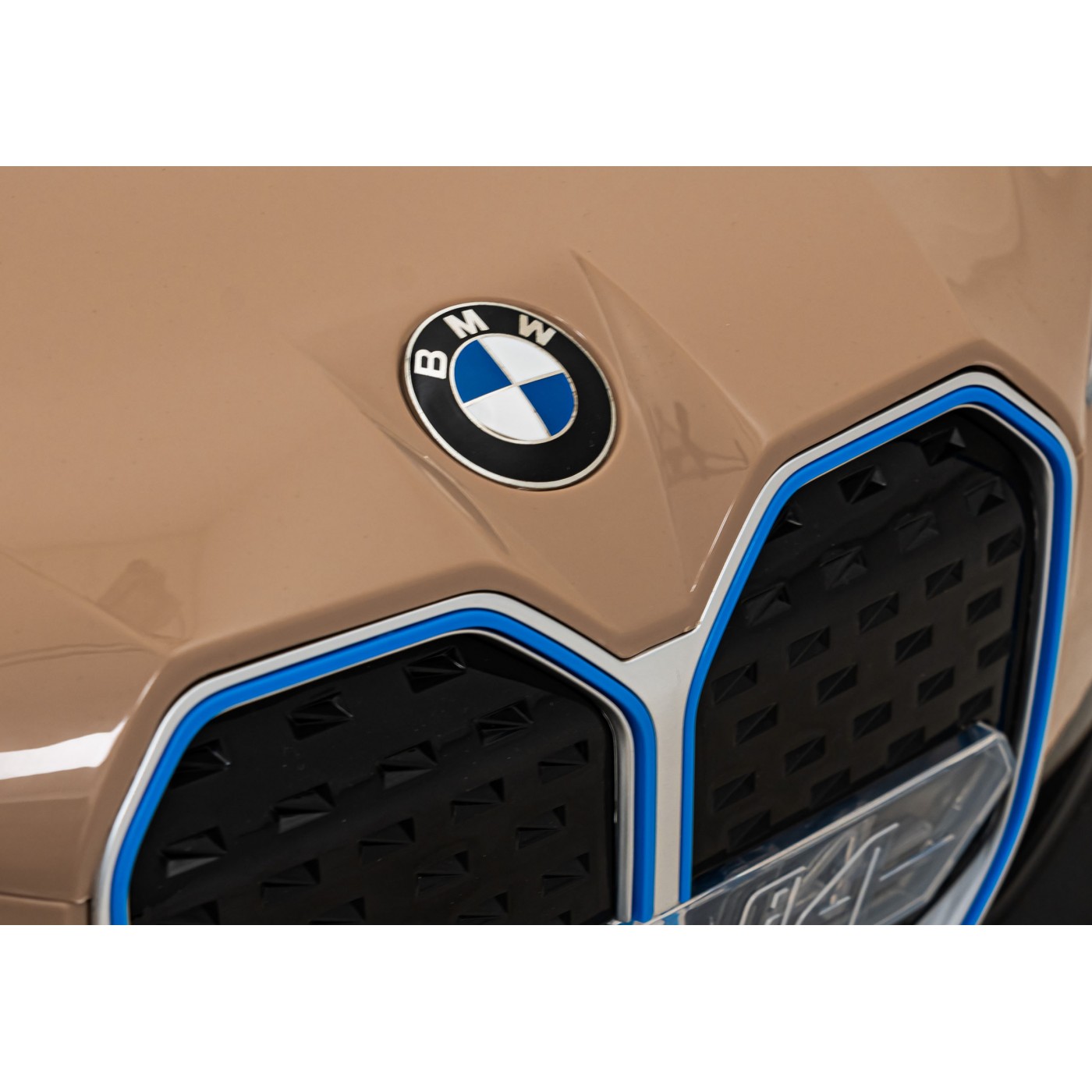 Autíčko BMW I4 na baterii pro děti Zlaté + Slow Start + EVA + Eco-kůže + Audio LED + Dálkové ovládání