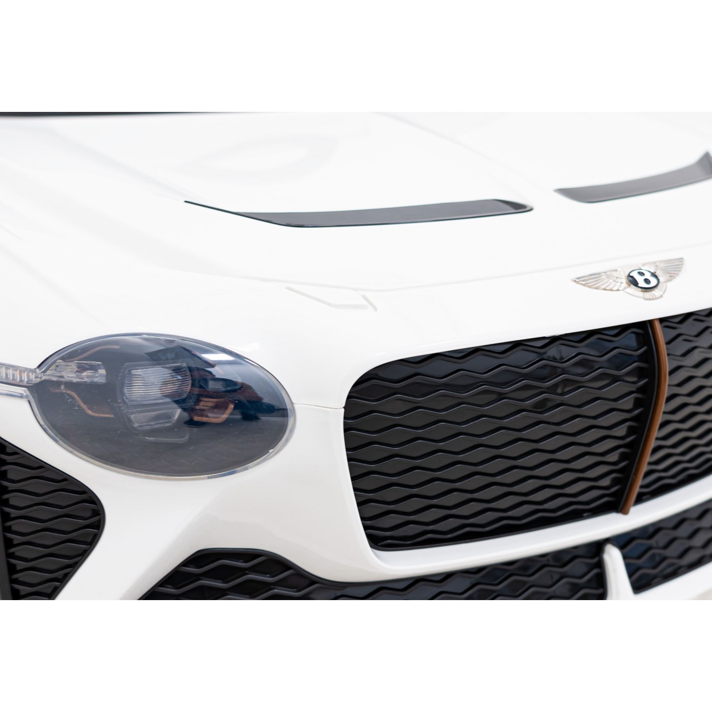 AutíčkoBentley pro děti na baterii Bílé + Dálkové ovládání + EVA + Pomalý start + Audio LED