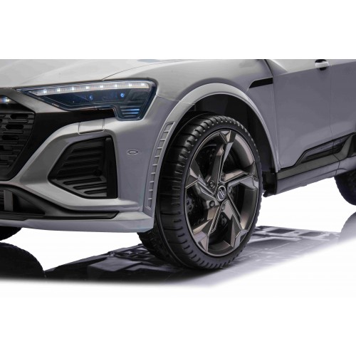 Vozidlo Audi SQ8 šedé