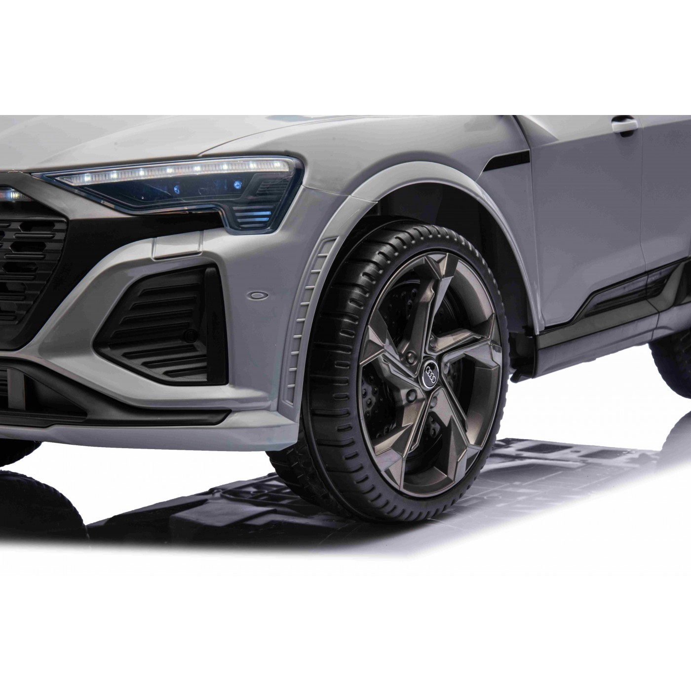Vozidlo Audi SQ8 šedé