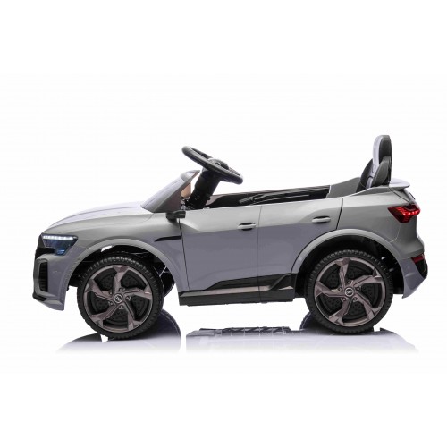 Vozidlo Audi SQ8 šedé