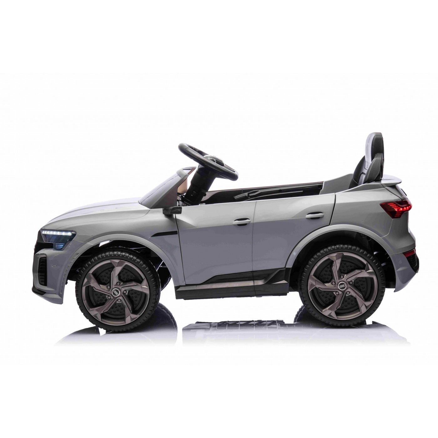 Vozidlo Audi SQ8 šedé
