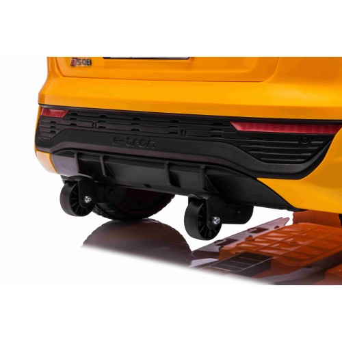Audi SQ8 Žluté vozidlo