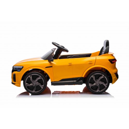 Audi SQ8 Žluté vozidlo