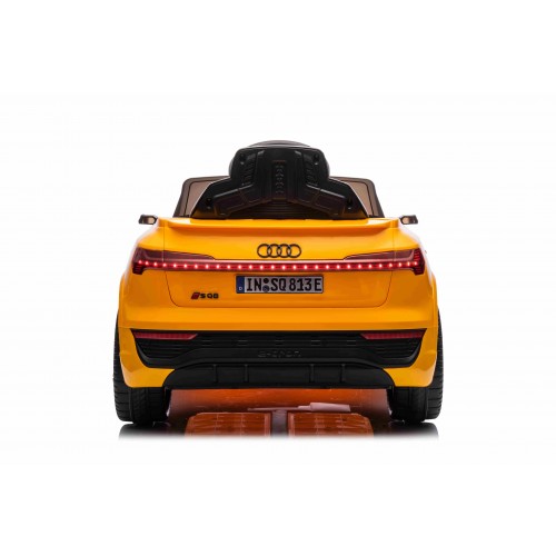 Audi SQ8 Žluté vozidlo
