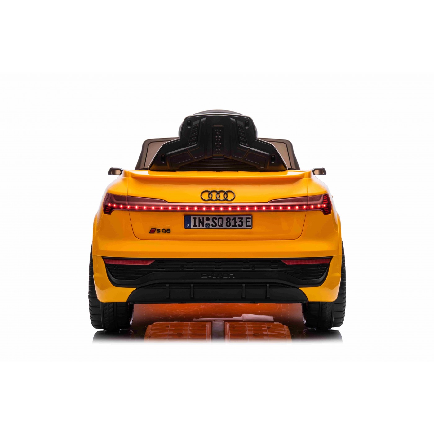Audi SQ8 Žluté vozidlo
