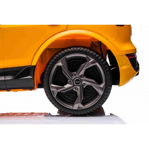 Audi SQ8 Žluté vozidlo