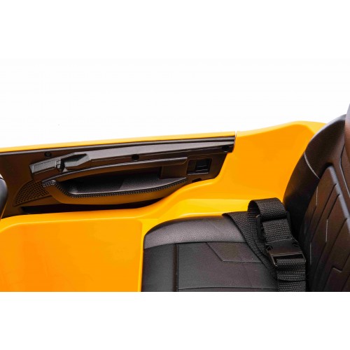 Audi SQ8 Žluté vozidlo