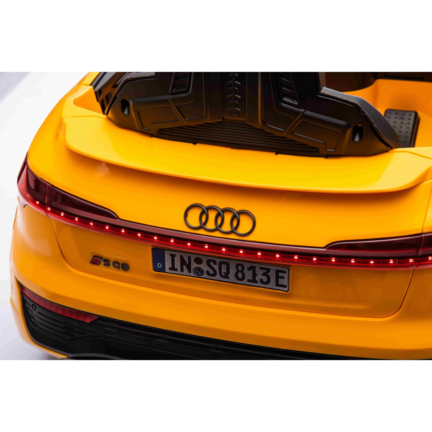 Audi SQ8 Žluté vozidlo