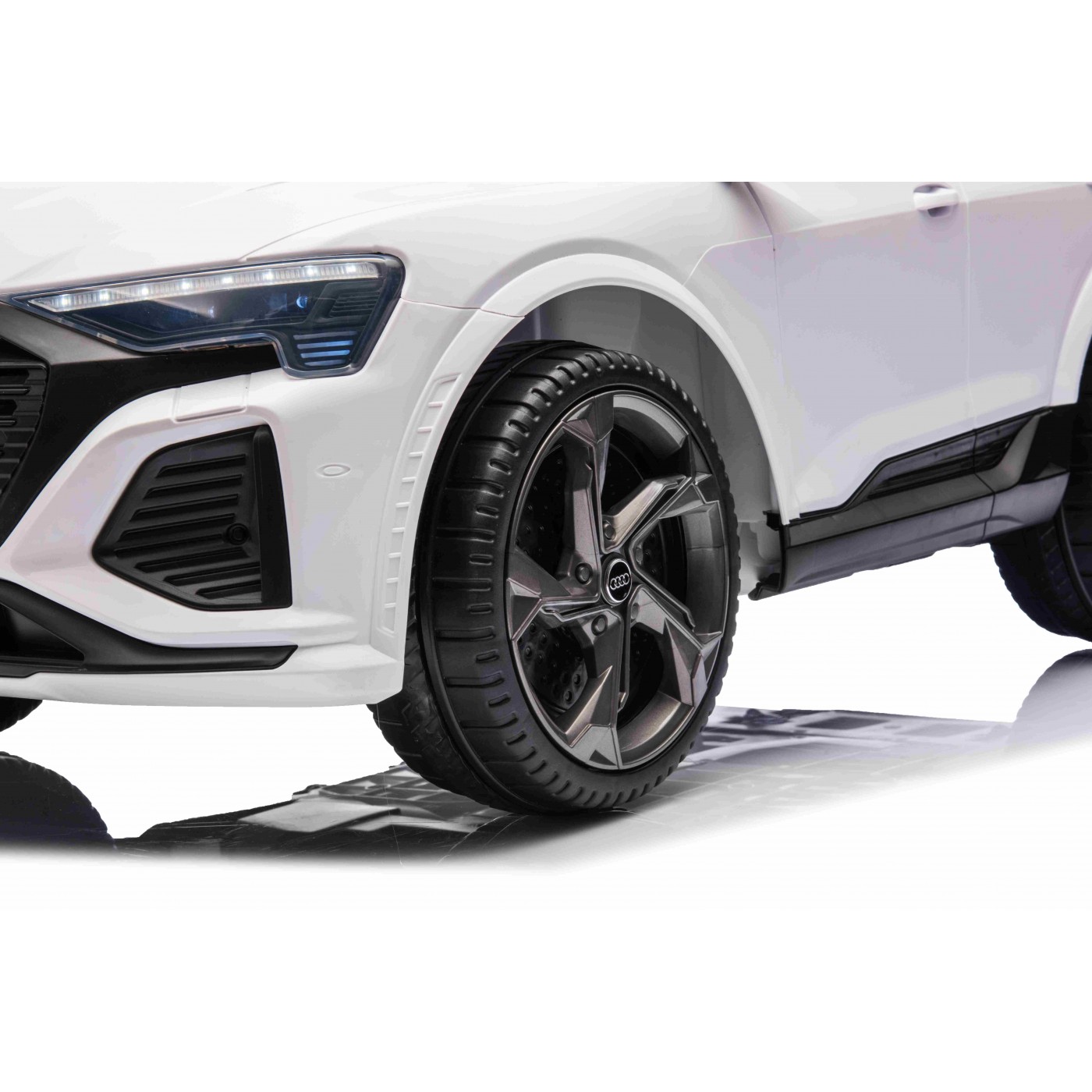 Vozidlo Audi SQ8 White