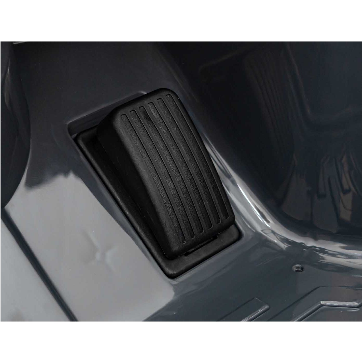 Vozidlo Audi RSQ E-TRON šedé