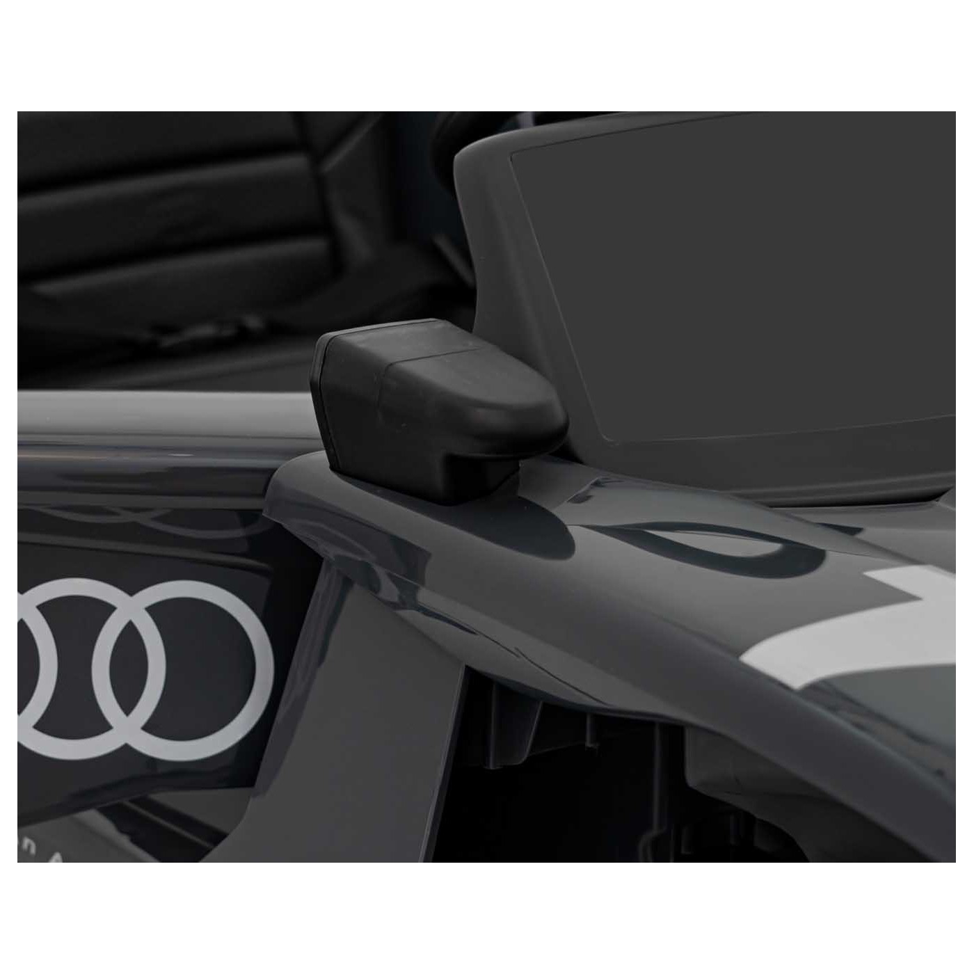 Vozidlo Audi RSQ E-TRON šedé
