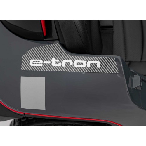 Vozidlo Audi RSQ E-TRON šedé