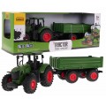 Zelený traktor s přívěsem