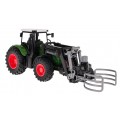 Zelený traktor s drapákem