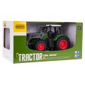 Zelený traktor s buldozerem