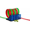 Spouštěč závodní dráhy s kroucenou smyčkou