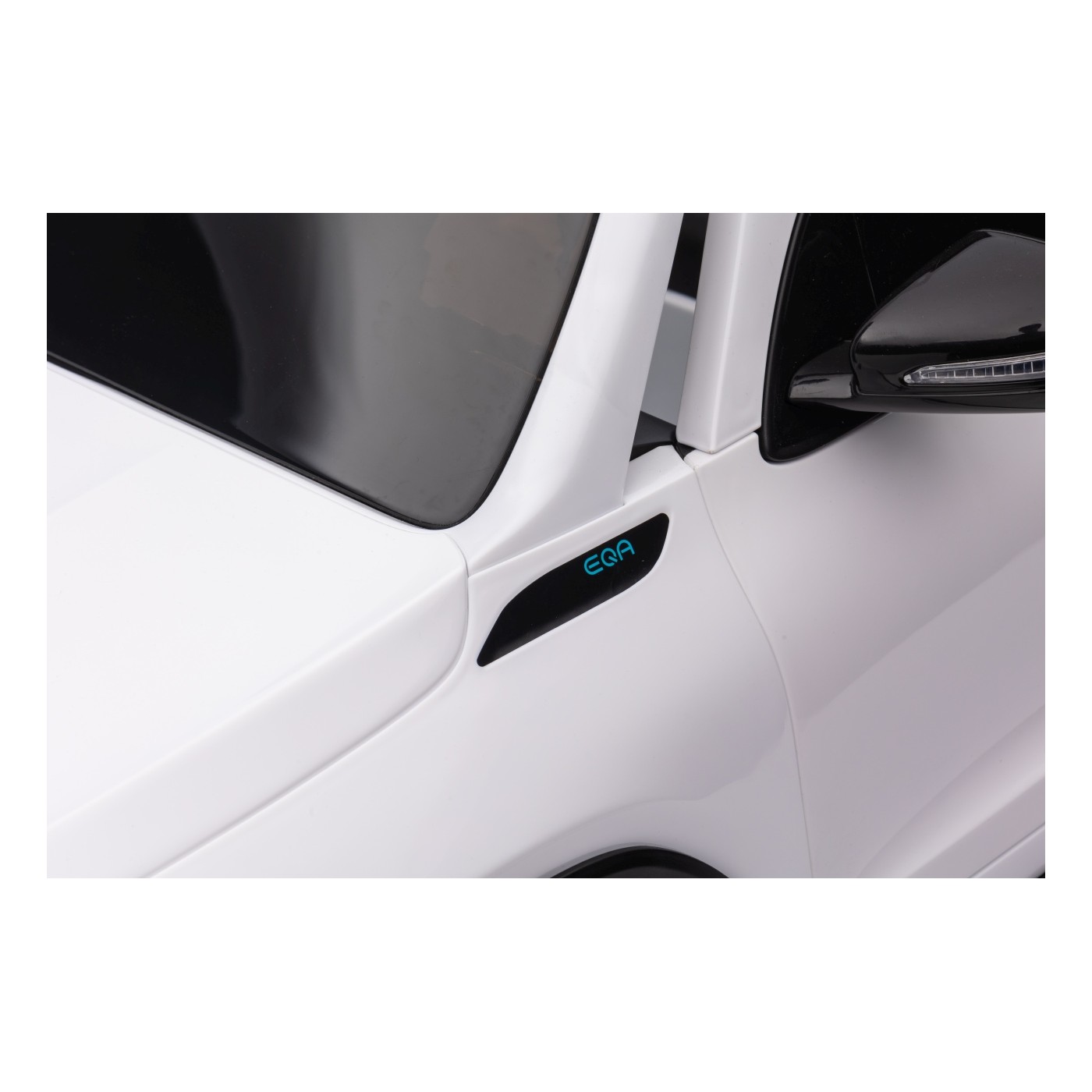 Vozidlo Mercedes Benz EQA 250 White