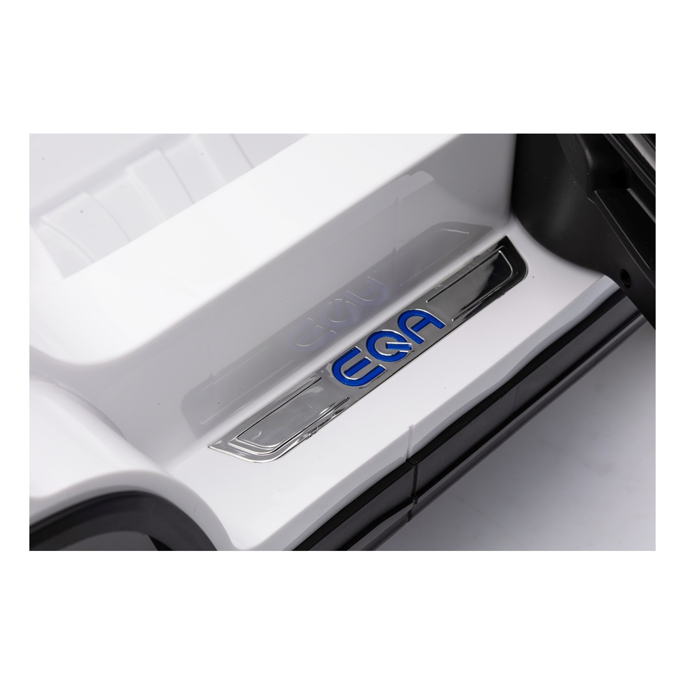 Vozidlo Mercedes Benz EQA 250 White