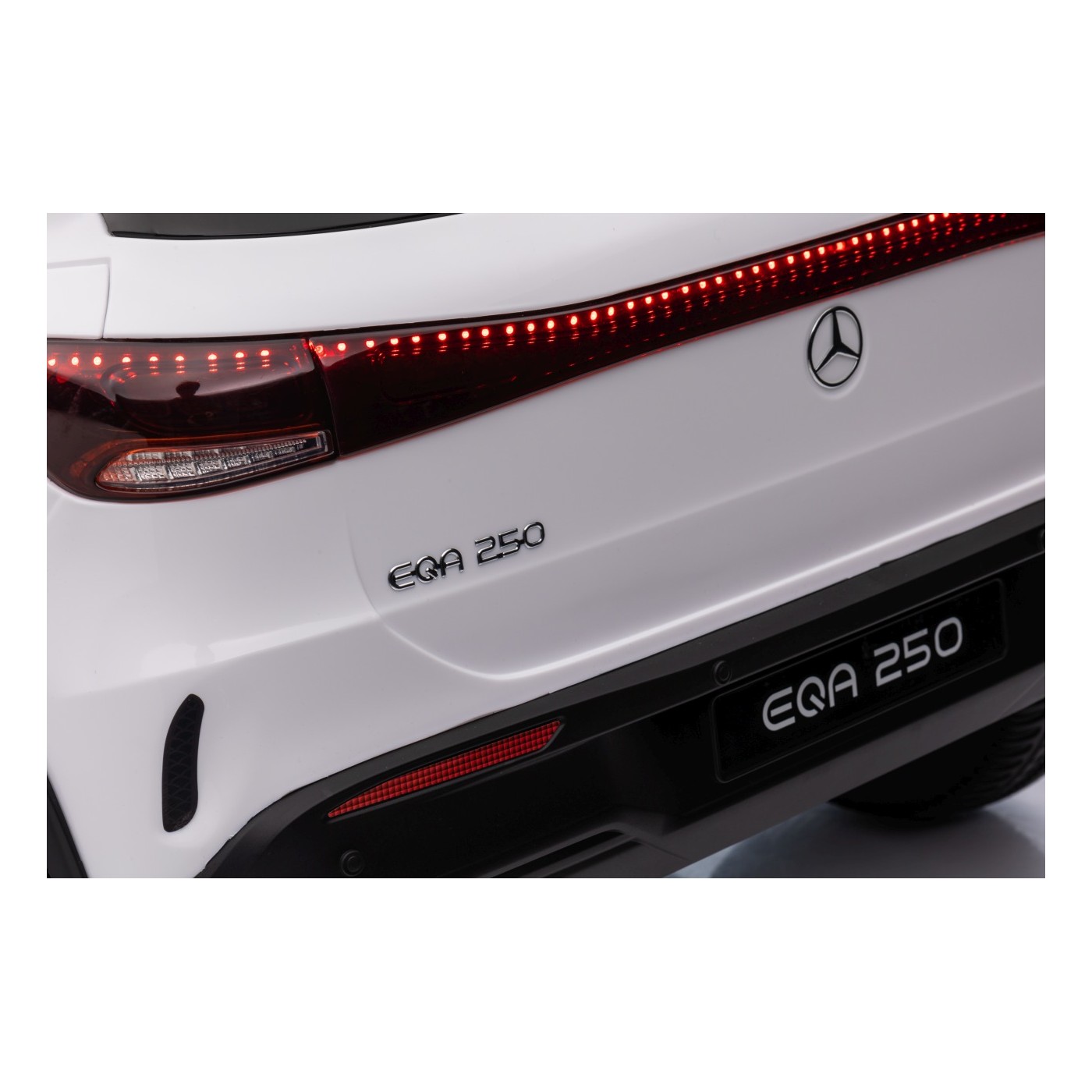 Vozidlo Mercedes Benz EQA 250 White