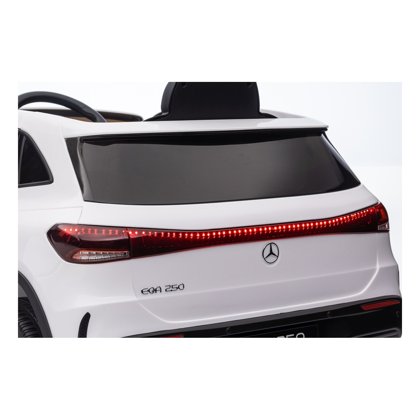 Vozidlo Mercedes Benz EQA 250 White