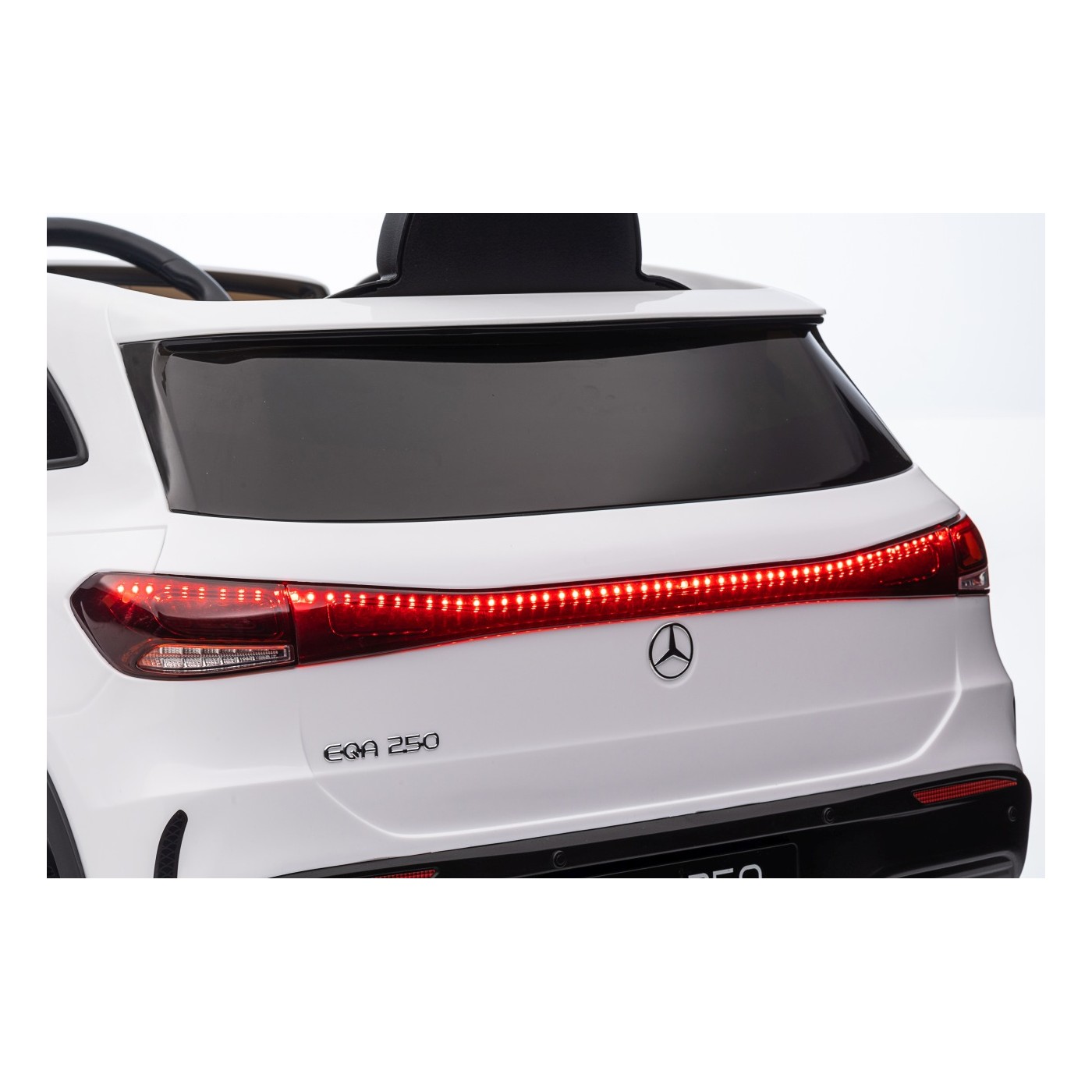Vozidlo Mercedes Benz EQA 250 White