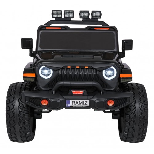 Extrémní sportovní vozidlo 4x4, variabilní velikost, černá