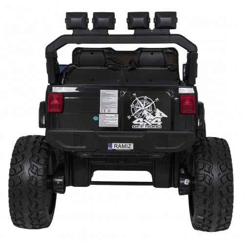 Extrémní sportovní vozidlo 4x4, variabilní velikost, černá