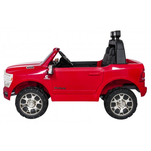 RAM 3500 červené vozidlo