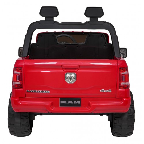 RAM 3500 červené vozidlo