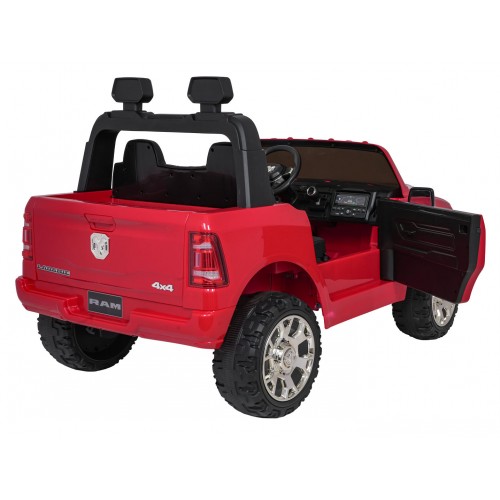 RAM 3500 červené vozidlo