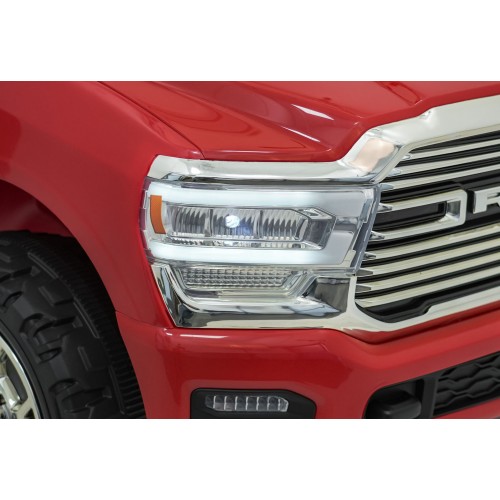 RAM 3500 červené vozidlo