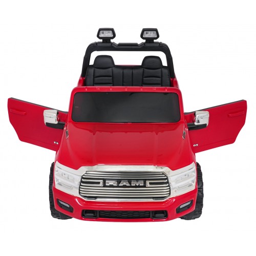 RAM 3500 červené vozidlo