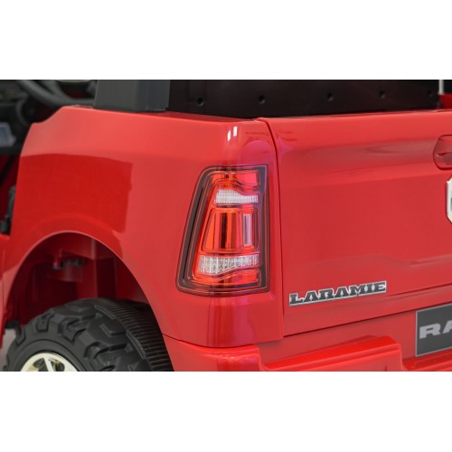 RAM 3500 červené vozidlo