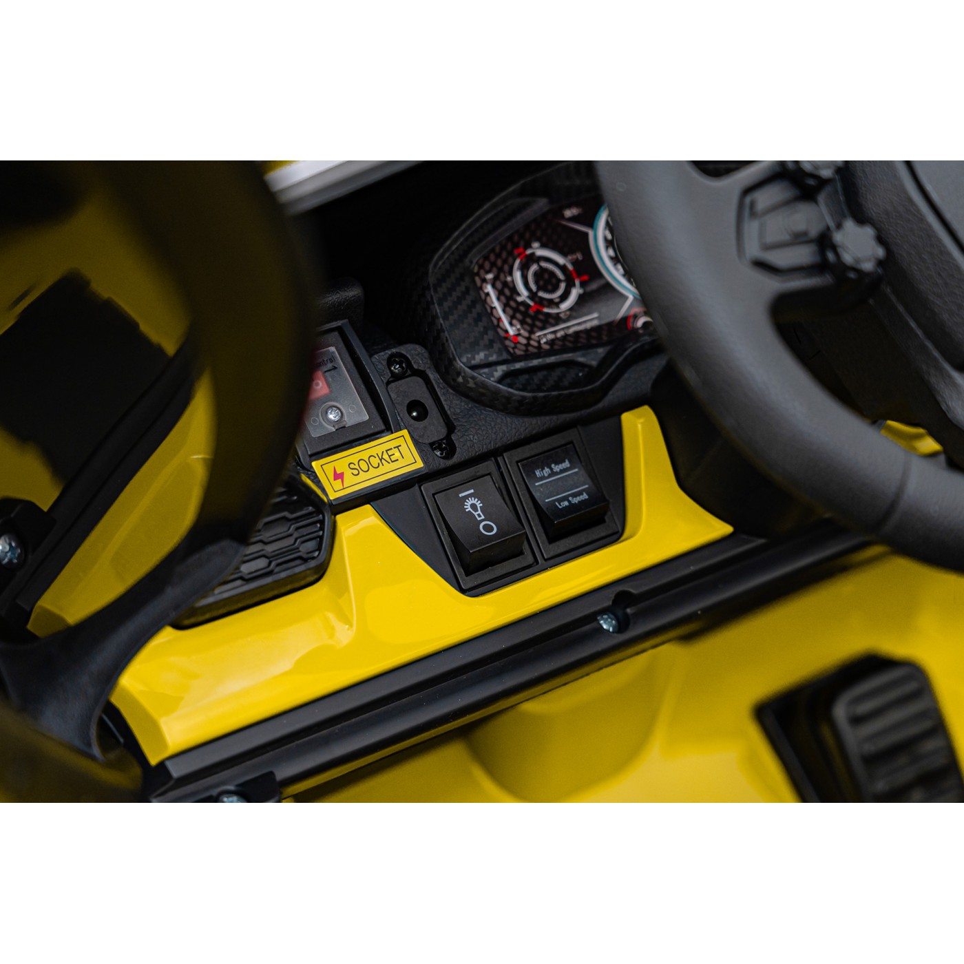 Žluté vozidlo Lamborghini Revuelto XL