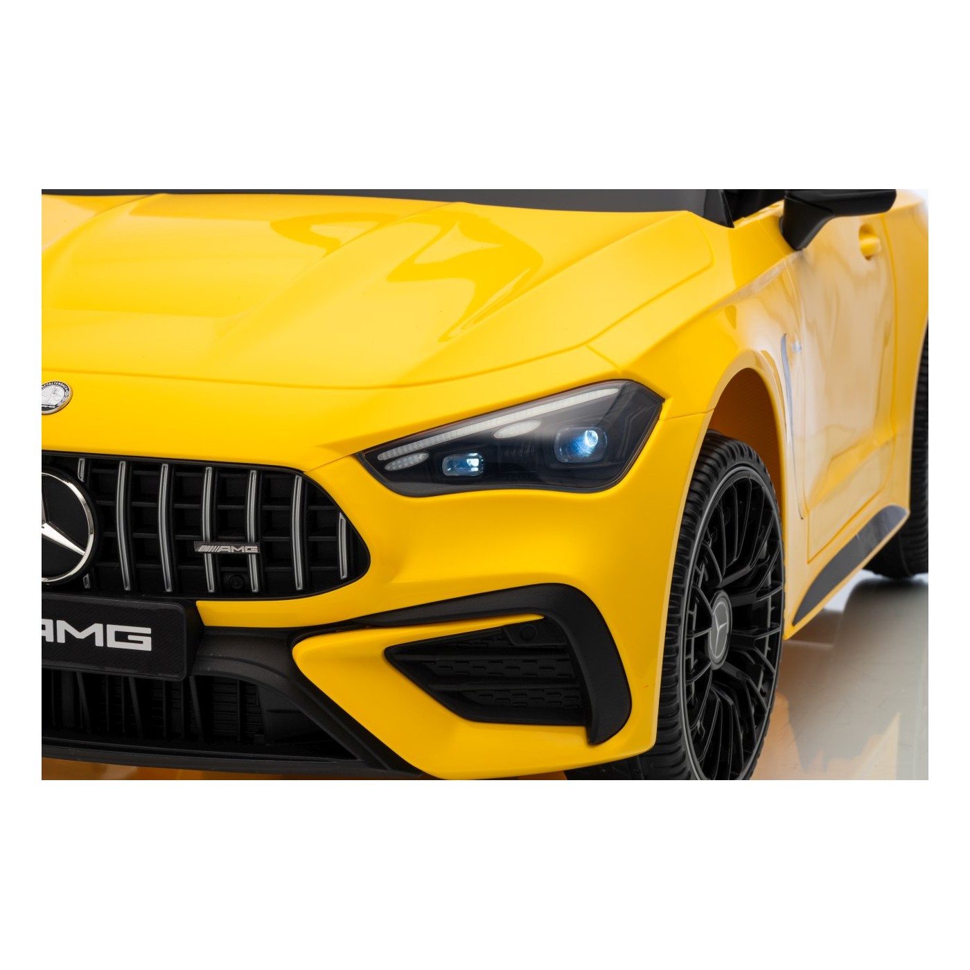 Mercedes Benz AMG CLE 53 Žluté vozidlo